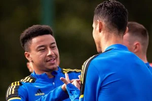 Lingard dạy kỹ năng cho Ronaldo trên sân tập MU