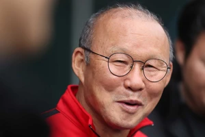 HLV Park Hang-seo nói tuyển Trung Quốc chỉ trụ được 30 phút, fan nổi giận