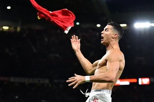 CĐV phấn khích quá mức vì Ronaldo, MU bị UEFA phạt nặng 