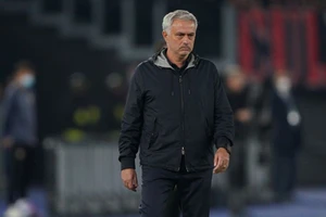Mourinho giận dữ bỏ phỏng vấn sau khi mất kỷ lục bất bại