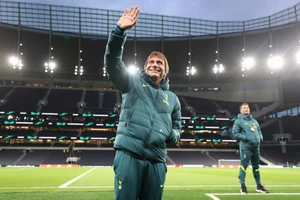 Conte chờ đợi MU đến phút cuối cùng