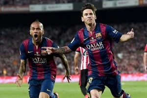 Trở lại Barcelona, Alves cạnh tranh kỷ lục với Messi