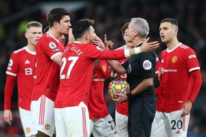 Trọng tài giải thích lí do khiến MU nhận bàn thua kỳ lạ