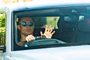 Ronaldo khóc trong phòng thay đồ, đồng đội ở MU bỏ mặc