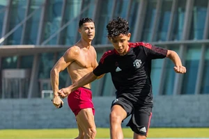 Có Ronaldo trong đội hình, MU sẽ giành cú ăn ba lịch sử năm 2030