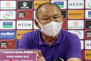 Thầy Park lấy ly rượu đầu năm để ví fan Việt Nam quá tham lam