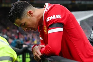 Ronaldo con ký hợp đồng, Ronaldo cha đàm phán rời MU