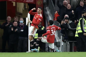 MU hạ Tottenham, Ronaldo lập hat-trick trở thành chân sút hay nhất lịch sử