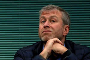 Abramovich khốn khó, đi vay mỗi người bạn 1 triệu bảng