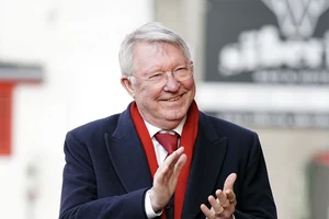 Sir Alex Ferguson kiếm tiền khủng khiếp mỗi tuần