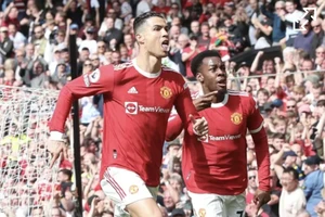 Ronaldo lập hat-trick, MU nhận niềm vui nhân ba