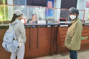 Chiều 29-4, kẹt xe ở TP.HCM khiến nhiều người lỡ chuyến tàu về quê