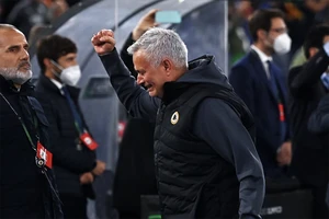 Mourinho nói rõ lí do ông bật khóc nức nở