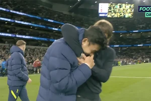 Conte ôm Son Heung-min dỗ dành
