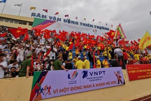 CĐV Việt Nam xếp hàng dài, ngồi chật kín sân xem trận Thái Lan – Indonesia