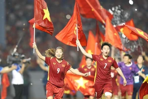 Chùm ảnh tuyển nữ Việt Nam đăng quang SEA Games đầy cảm xúc 