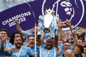 Man City vô địch Premier League ngoạn mục, MU thoát hiểm 