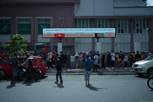 TP.HCM: Người dân xếp hàng dài mua vé xem tuyển VN thi đấu