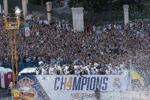 Real Madrid diễu hành ăn mừng C1 và La Liga giữa biển người