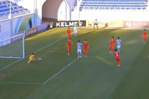 Pha cản phá xuất thần của Văn Chuẩn vào Top cứu thua châu Á