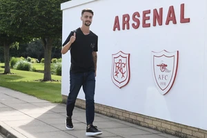 Arsenal xác nhận mua Vieira với giá 34 triệu bảng Anh 