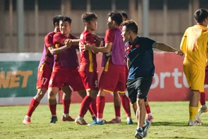 HLV Đinh Thế Nam không hài lòng U-19 VN, VFF thưởng nóng
