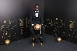 Mane vượt Salah giành giải cầu thủ hay nhất năm