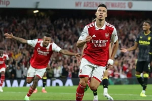 Liverpool thắng kịch tính, Arsenal độc chiếm ngôi đầu