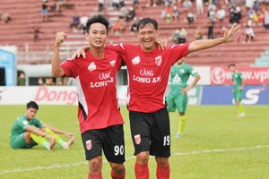 Long An tạo cơn mưa bàn thắng vào lưới CLB Phù Đổng