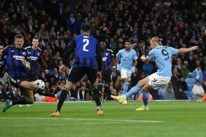 Haaland lập cú đúp giúp Man City 'hủy diệt' đối thủ, Chelsea có 3 điểm