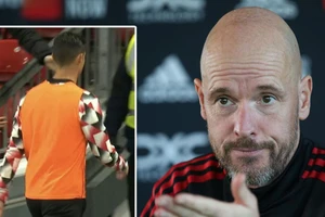 Ronaldo làm ô nhiễm phòng thay đồ MU