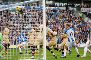 Chelsea thảm bại trong ngày trở về của Potter, Tottenham ngược dòng khó tin