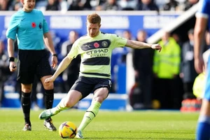 De Bruyne tỏa sáng giúp Man City lên đỉnh Premier League