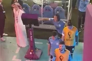 Cavani đập màn hình, Suarez nổi trận lôi đình