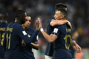 Giroud đi vào lịch sử, Mbappe lập cú đúp, Pháp vào tứ kết World Cup