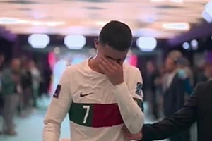Khoảnh khắc Ronaldo ôm mặt khóc nức nở dù lập kỷ lục lịch sử