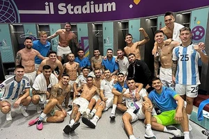 Hình ảnh Messi và Argentina ăn mừng trong phòng thay đồ 