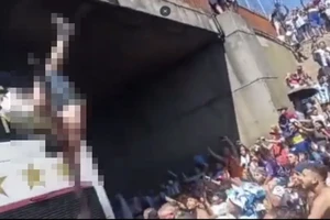 2 CĐV Argentina suýt chết vì nhảy cầu để gặp Messi