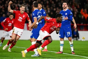 Chelsea, Tottenham gây thất vọng trong ngày đầu năm