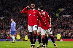 MU thăng hoa, Arsenal sẩy chân