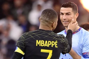 Mbappe có hành động đẹp nhưng gây tranh cãi với Ronaldo
