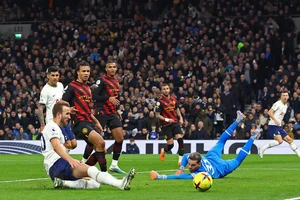 Man City 'ngã ngựa', Arsenal hưởng lợi