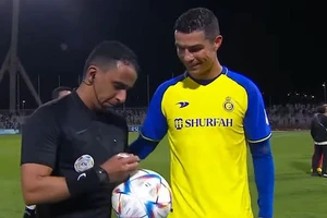 Vì sao Ronaldo xin chữ ký của trọng tài?
