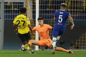 Bỏ lỡ nhiều cơ hội, Chelsea thất bại trên đất khách