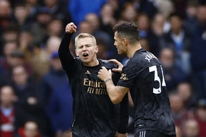 Arsenal ngược dòng ngoạn mục trên sân Villa Park