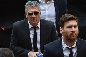Bố của Lionel Messi gặp Barcelona