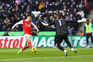 Bị VAR từ chối, Arsenal vẫn thắng Leicester City