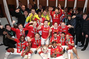 Lễ ăn mừng Carabao Cup của MU: Sir Alex Ferguson góp mặt, Ten Hag bỏ quên cúp