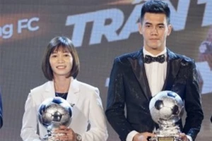 Thùy Trang và Tiến Linh đoạt Quả bóng bạc 2022. Ảnh: ANH PHƯƠNG