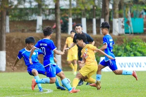 Cầu thủ trẻ HA Gia Lai lan tỏa nét đẹp sân cỏ